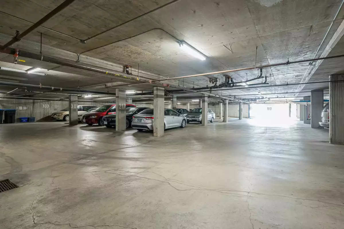 Front Yard Photo of 218 15020 North Bluff Road, White Rock, BC