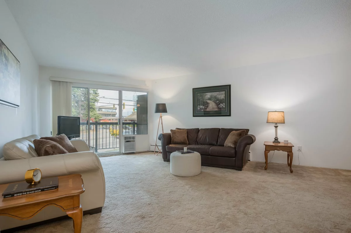 Living Room Photo of 218 15020 North Bluff Road, White Rock, BC