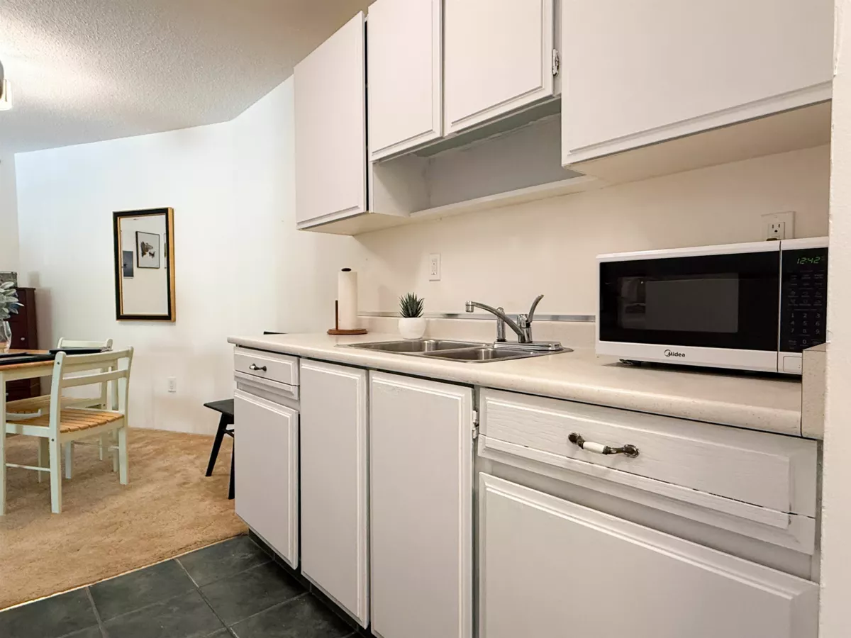 Primary Bathroom Photo of 218 15020 North Bluff Road, White Rock, BC