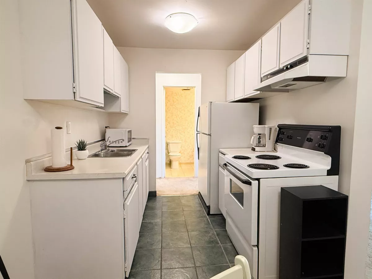 Walk-In Closet Photo of 218 15020 North Bluff Road, White Rock, BC