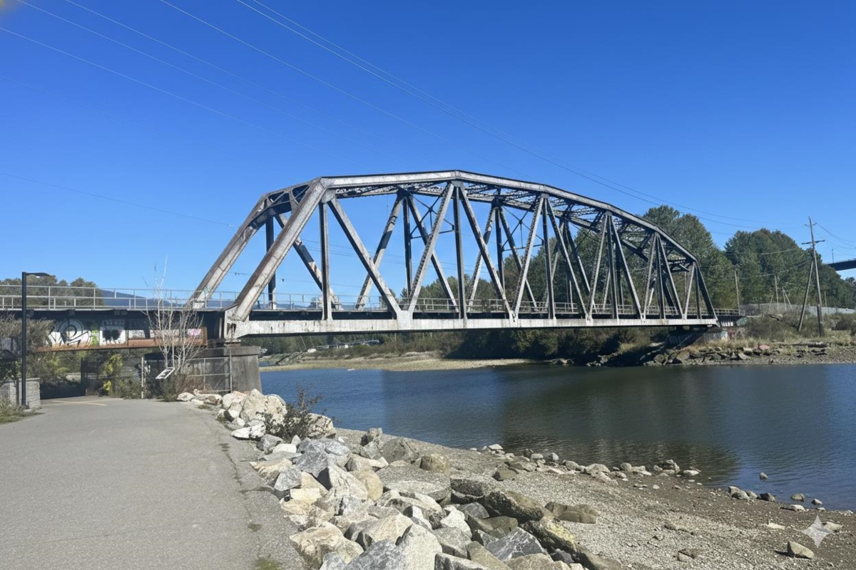 Garden / Landscaping Photo of 401 568 Waters Edge Crescent, West Vancouver, BC