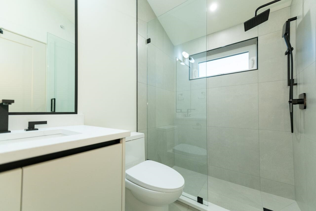 Kitchen Island Photo of 2 773 E 61st Avenue, Vancouver, BC