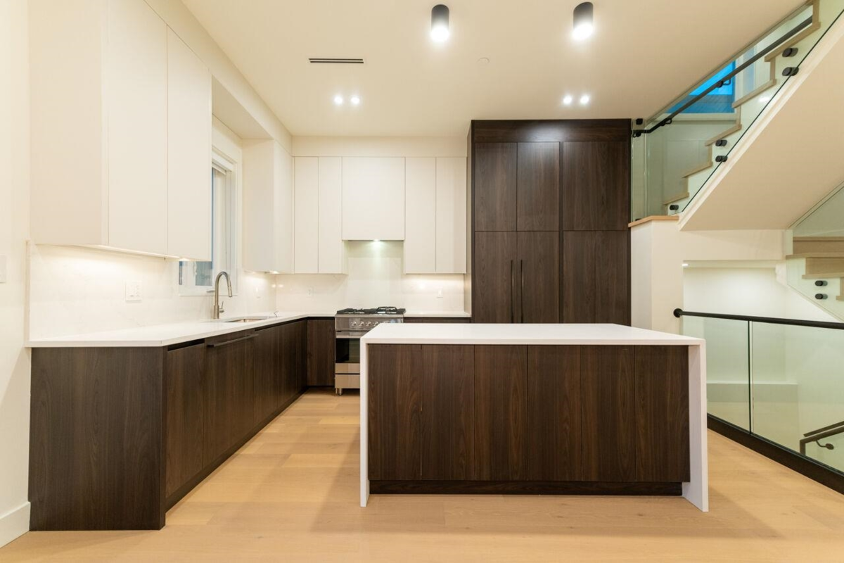 Living Room Photo of 2 773 E 61st Avenue, Vancouver, BC