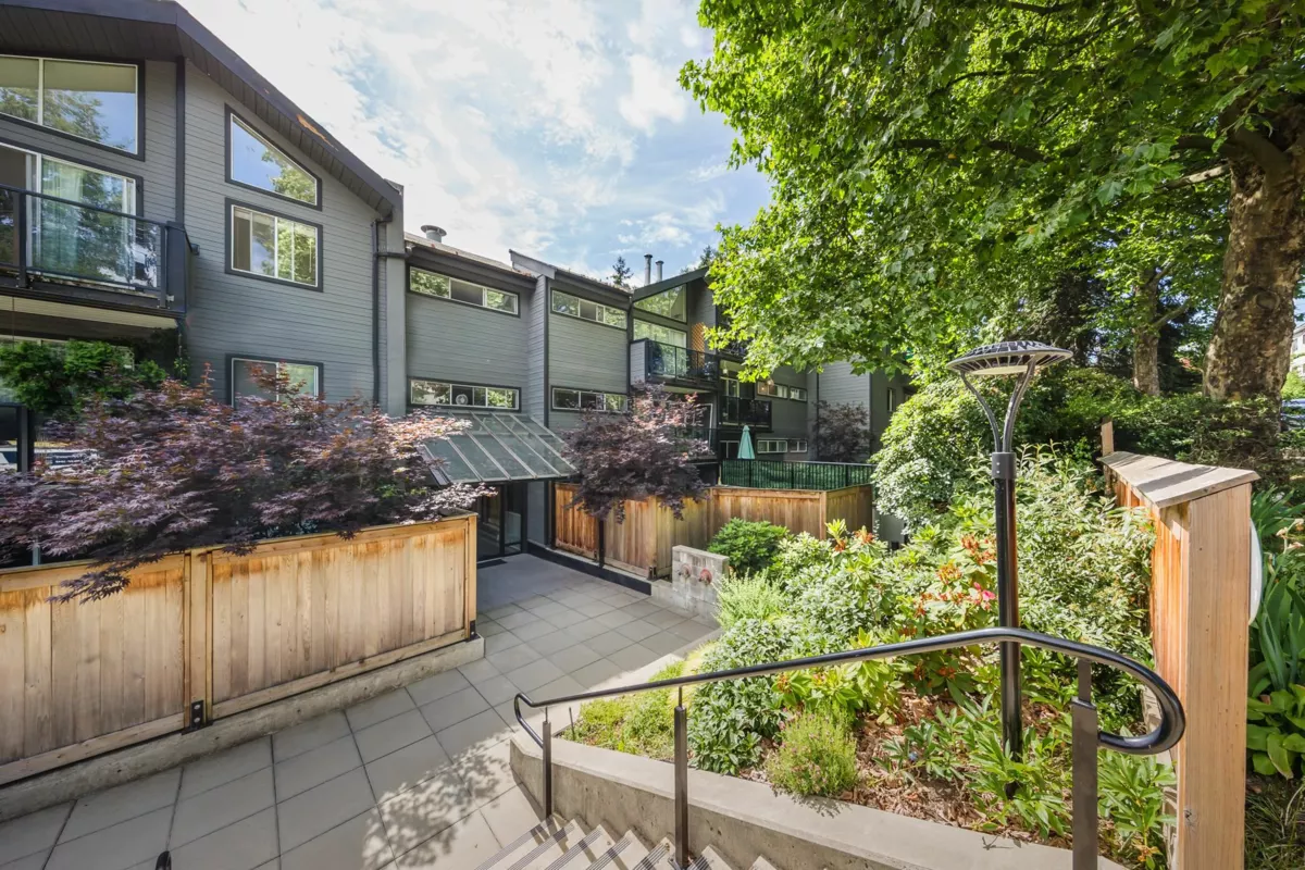 Front Yard Photo of 213 230 Mowat Street, New Westminster, BC