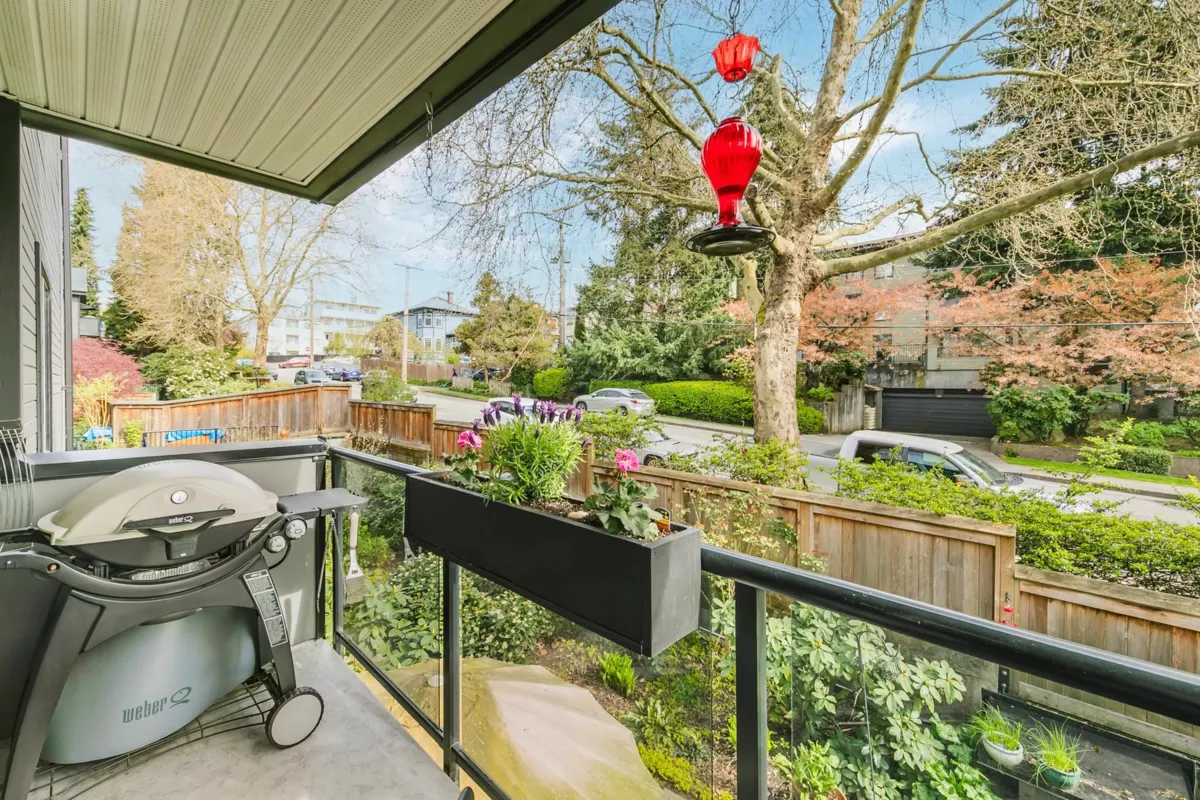 Kitchen Island Photo of 213 230 Mowat Street, New Westminster, BC