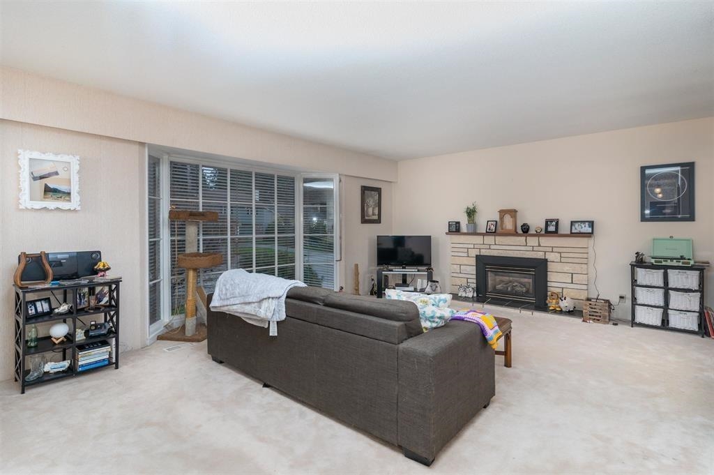 Living Room Photo of 11275 Kendale Way, Delta, BC