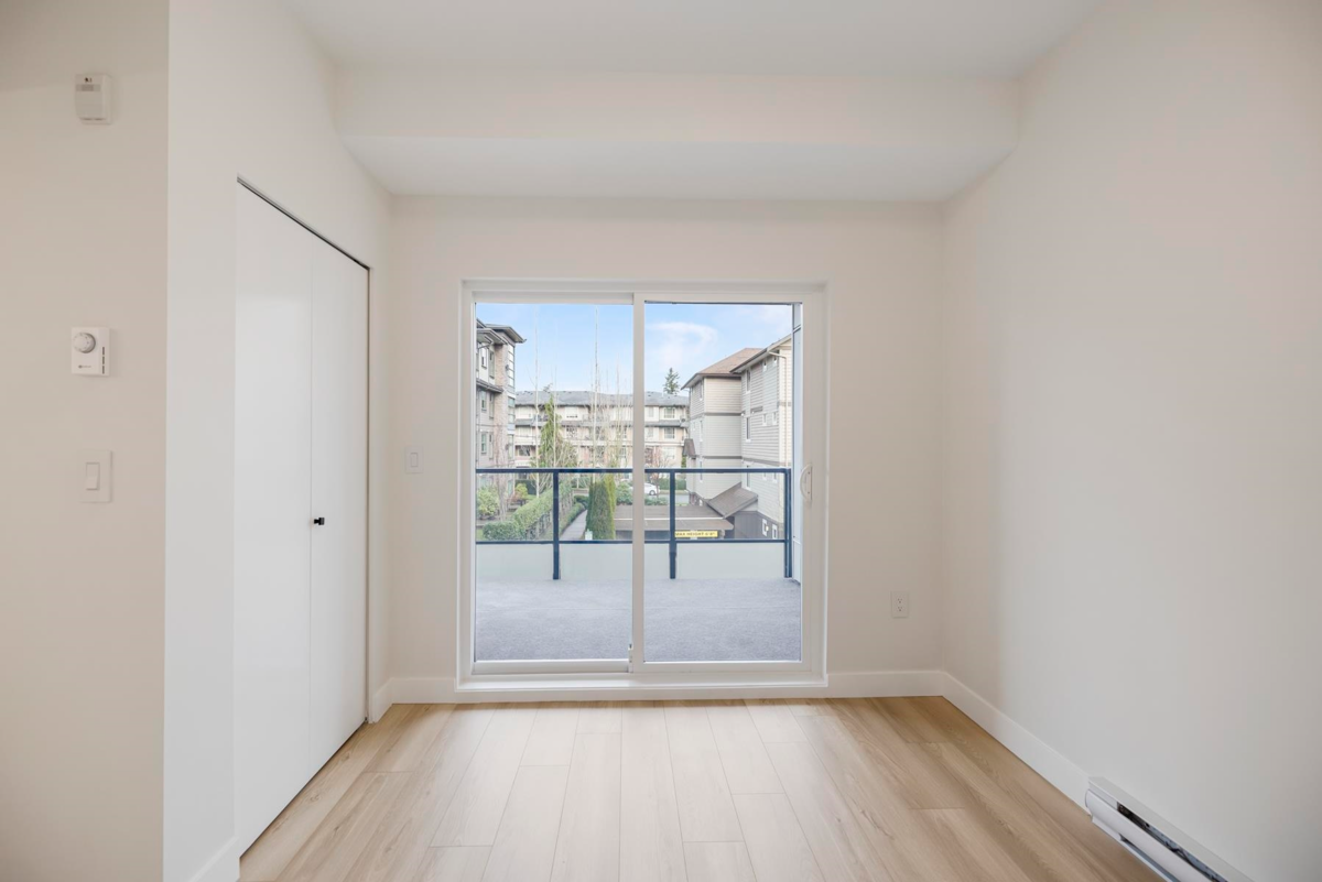 Dining Area Photo of 203 15353 17 Avenue, Surrey, BC