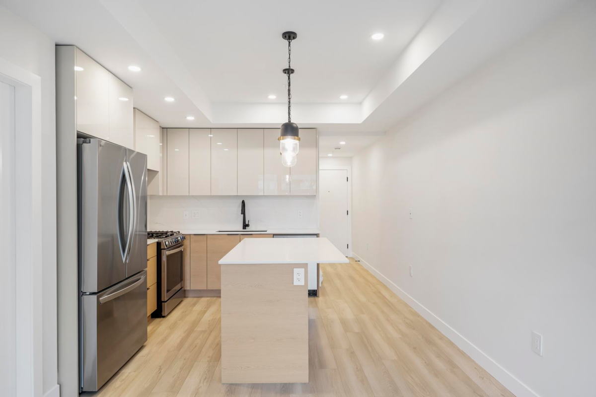 Primary Bathroom Photo of 203 15353 17 Avenue, Surrey, BC