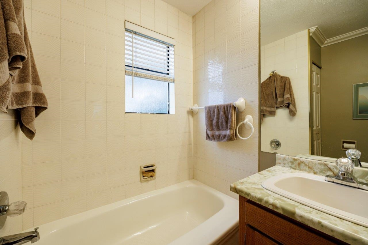 Entry Foyer Photo of 6364 Parkview Place, Burnaby, BC