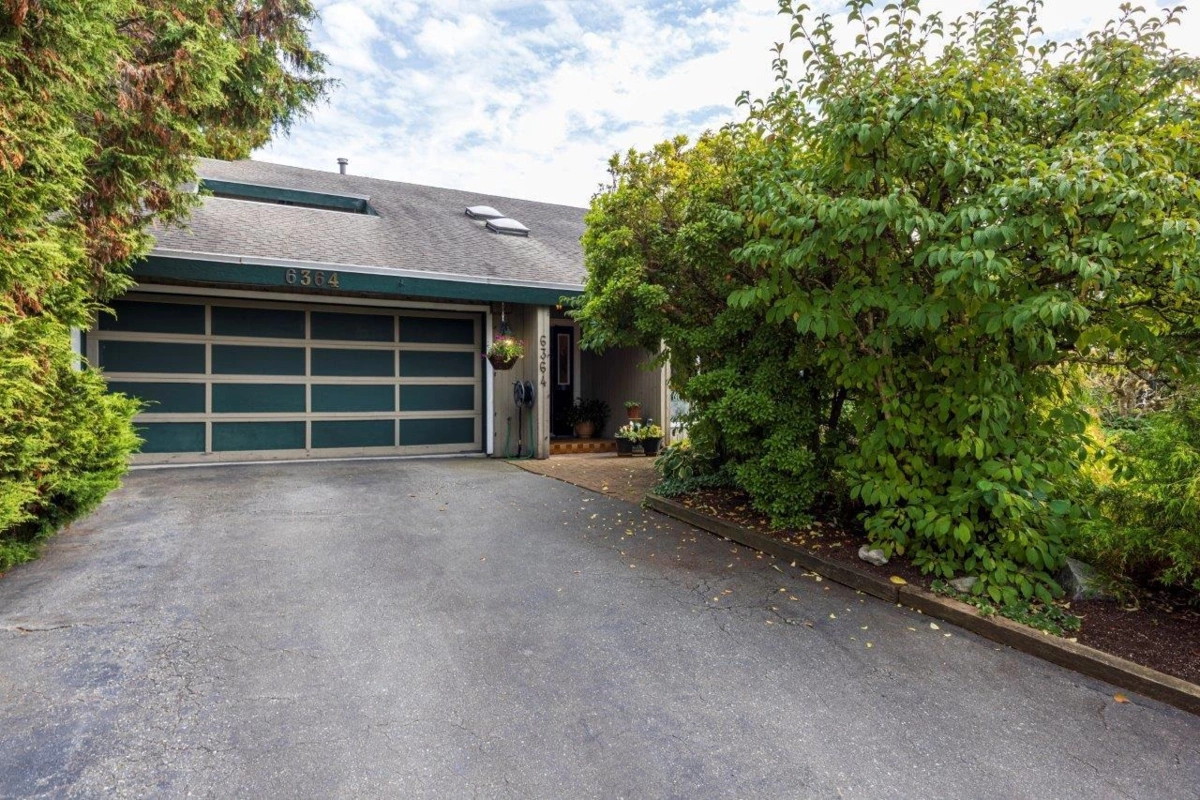 Garden / Landscaping Photo of 6364 Parkview Place, Burnaby, BC