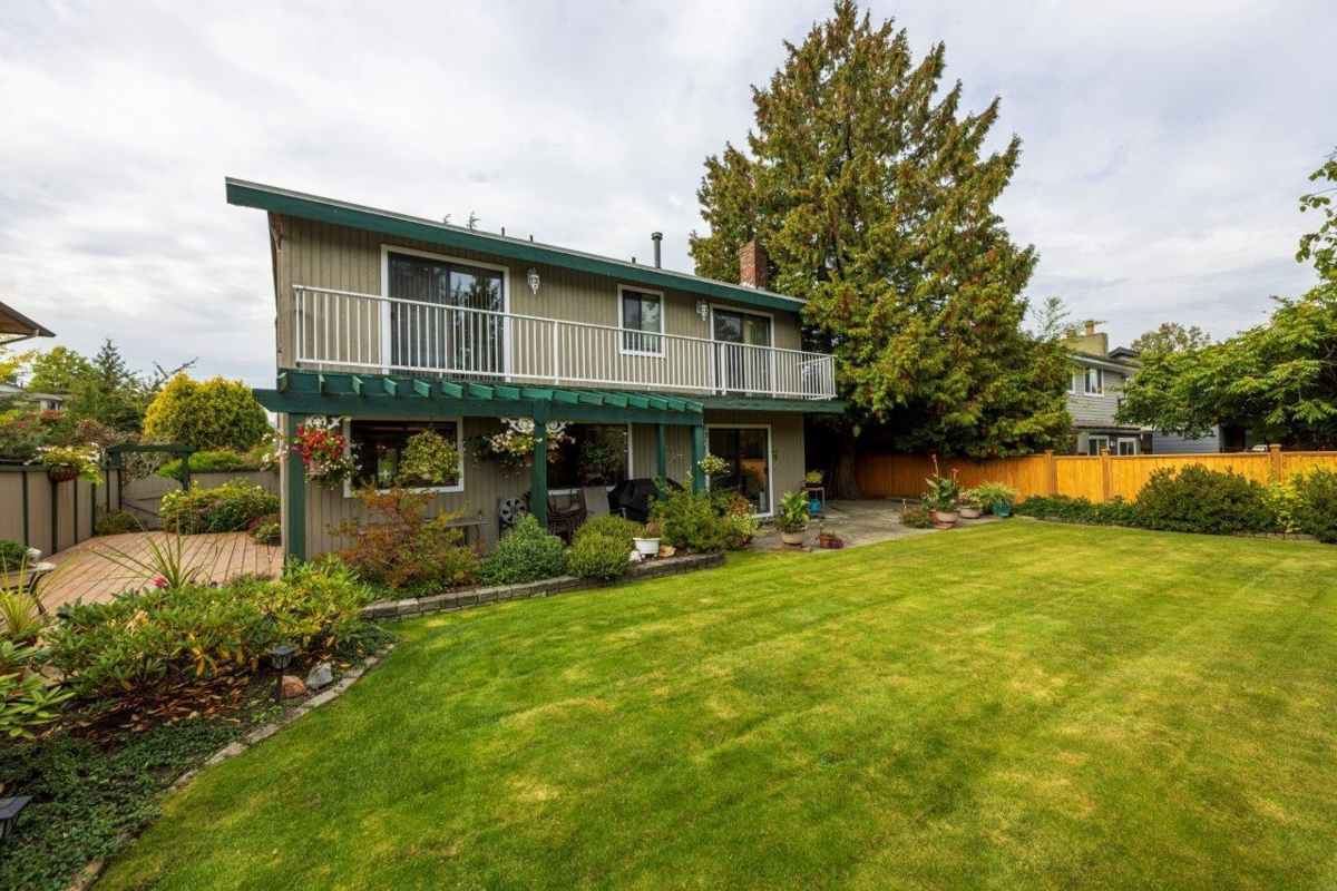 Kitchen Island Photo of 6364 Parkview Place, Burnaby, BC