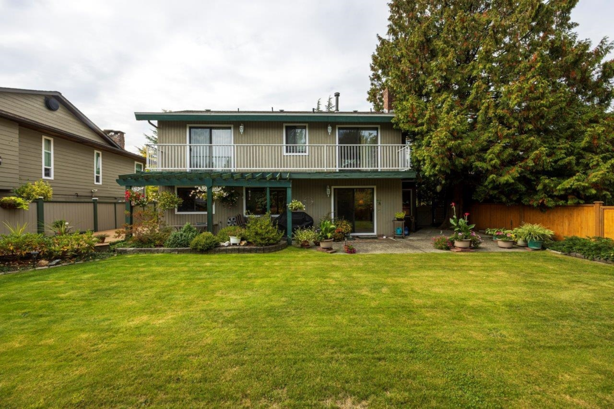 Swimming Pool Photo of 6364 Parkview Place, Burnaby, BC