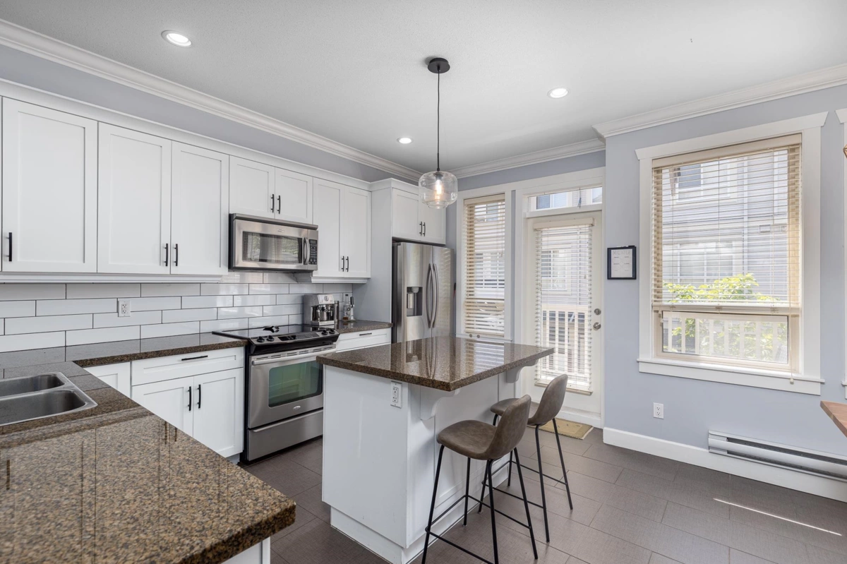 Kitchen Photo of 52 19560 68 Avenue, Surrey, BC