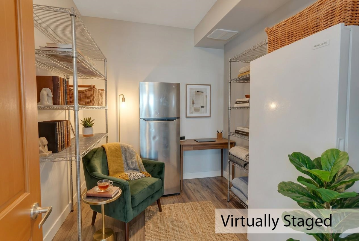 Walk-In Closet Photo of 326 2860 Trethewey Street, Abbotsford, BC