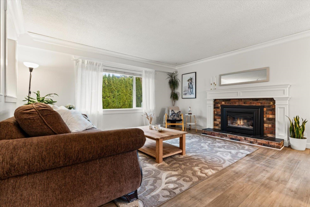 Living Room Photo of 32562 Fleming Avenue, Mission, BC