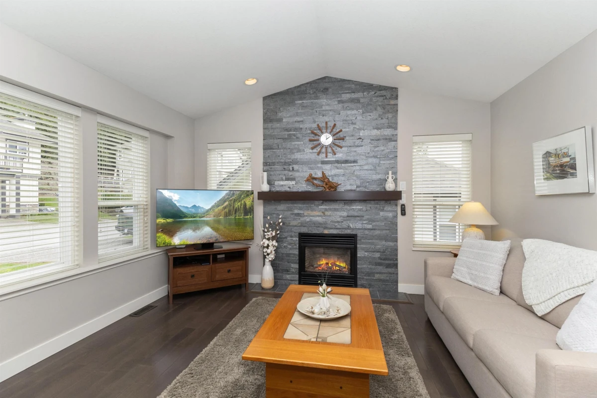 Living Room Photo of 4 36099 Marshall Road, Abbotsford, BC