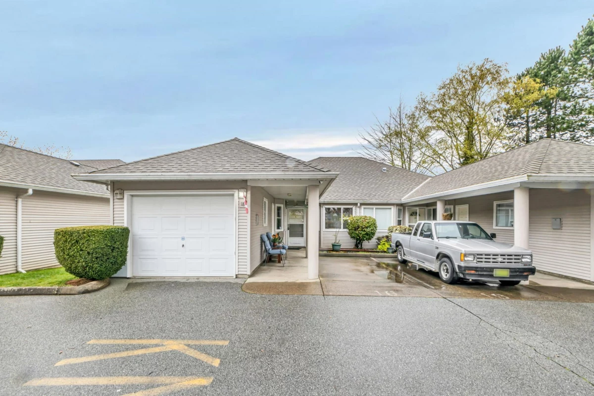 Living Room Photo of 18 7127 124 Street, Surrey, BC