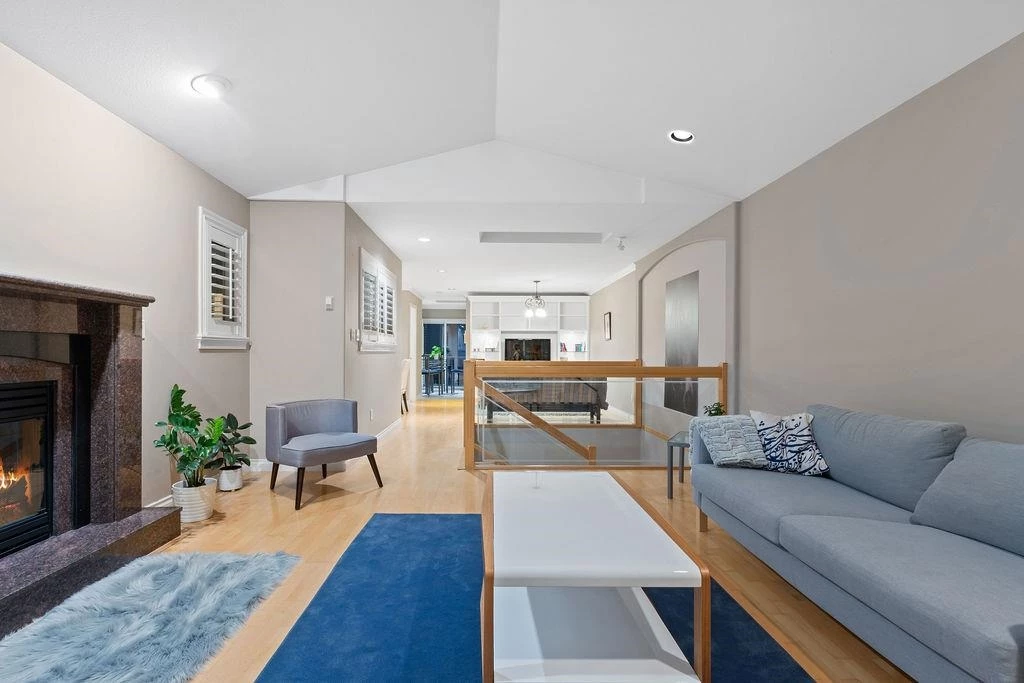 Dining Area Photo of 2517 Marine Drive, West Vancouver, BC