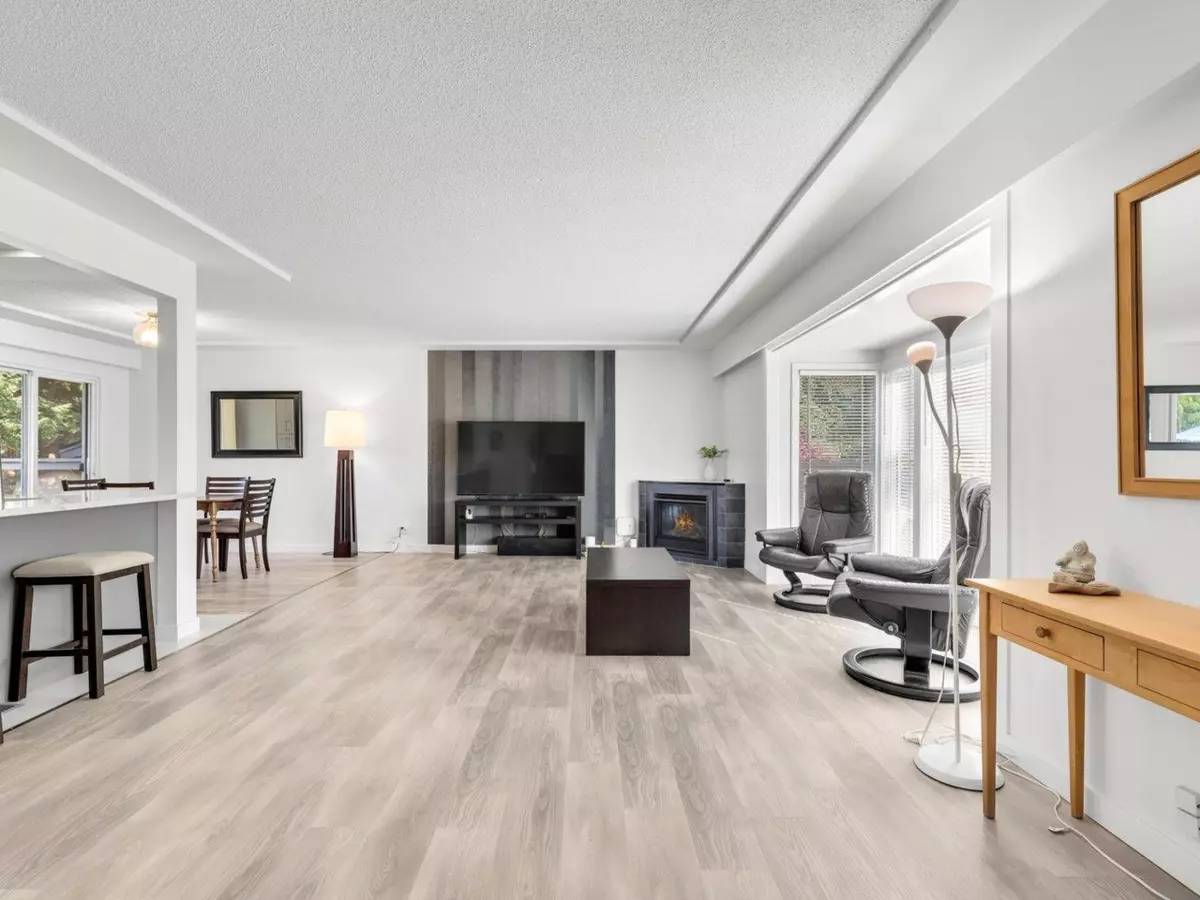 Living Room Photo of 5153 Cliff Drive, Tsawwassen, BC