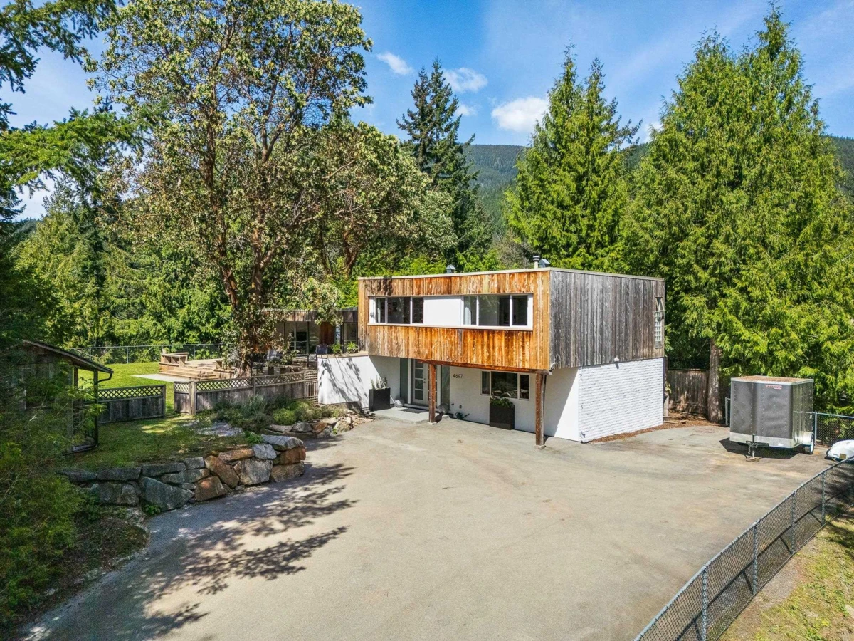 Living Room Photo of 4697 Woodview Place, West Vancouver, BC