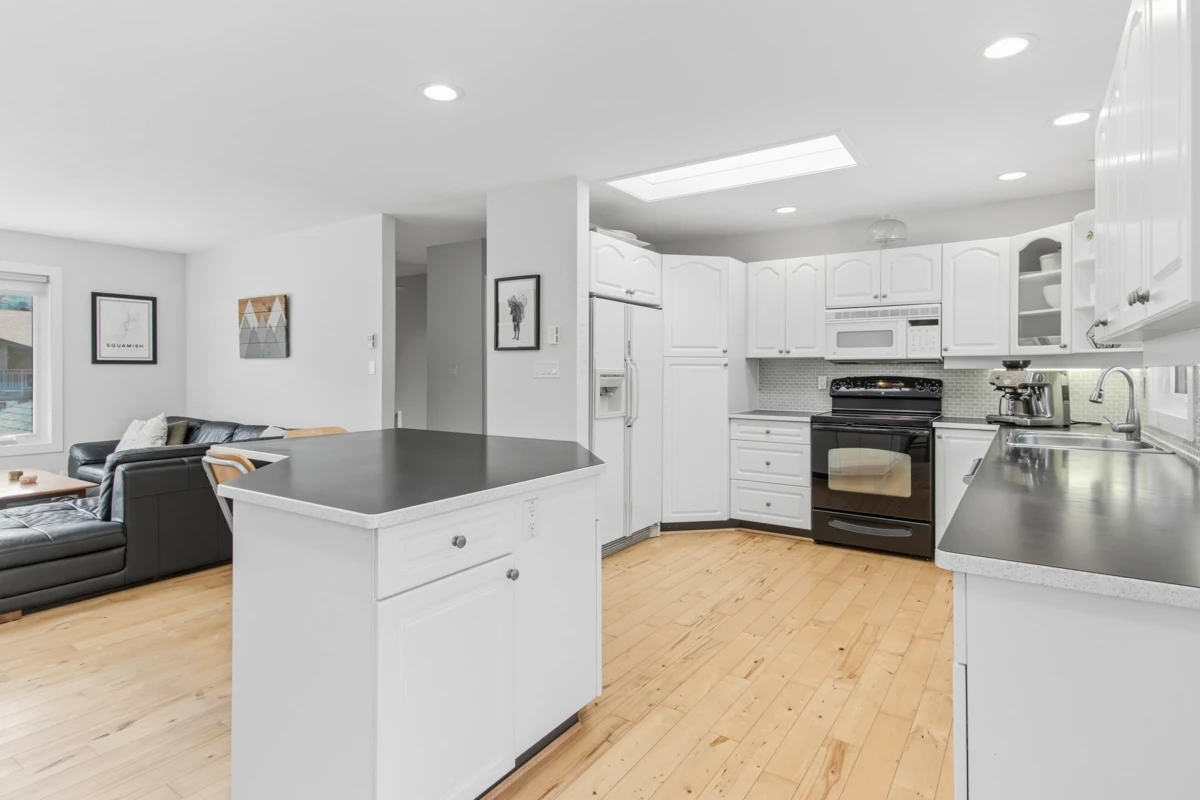 Dining Area Photo of 41557 Rod Road, Brackendale, BC