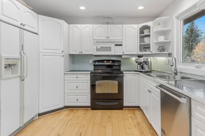 Kitchen Photo of 41557 Rod Road, Brackendale, BC