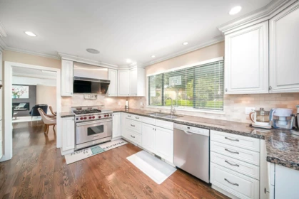 Guest Bathroom Photo of 435 Inglewood Avenue, West Vancouver, BC