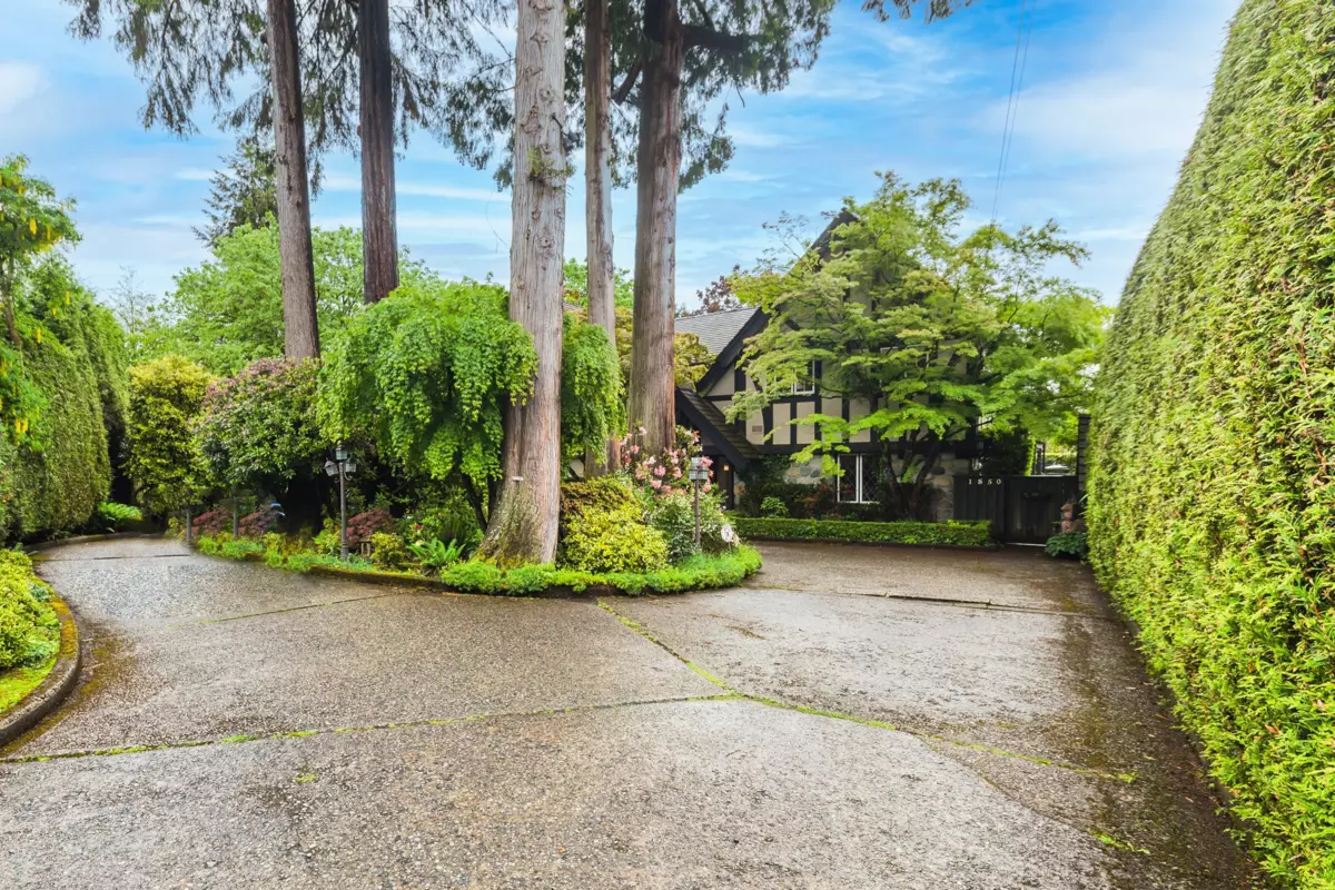 Dining Area Photo of 1850 Mathers Avenue, West Vancouver, BC