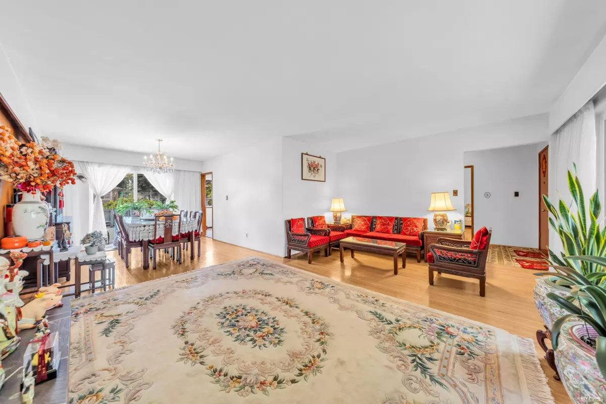 Dining Area Photo of 580 W 64th Avenue, Vancouver, BC