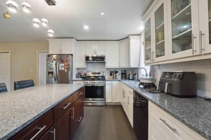 Kitchen Island Photo of 2717 Dehavilland Court, Abbotsford, BC