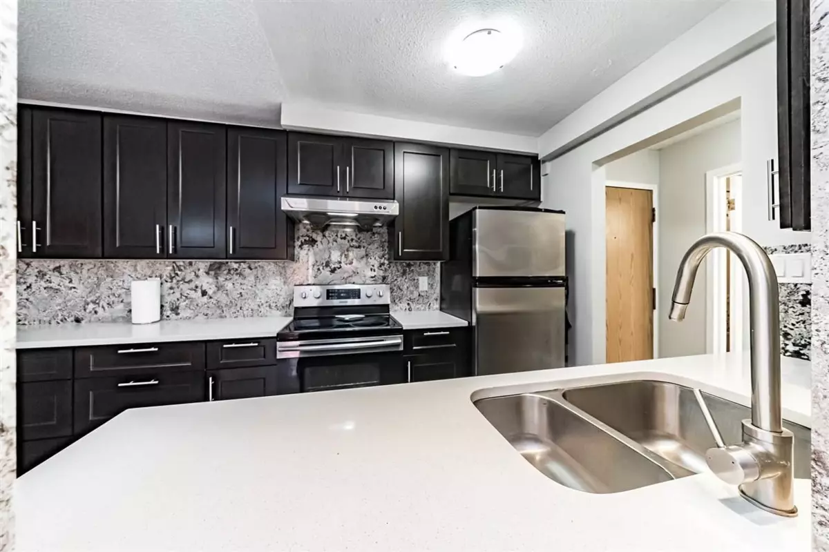 Dining Area Photo of 118 9847 Manchester Drive, Burnaby, BC