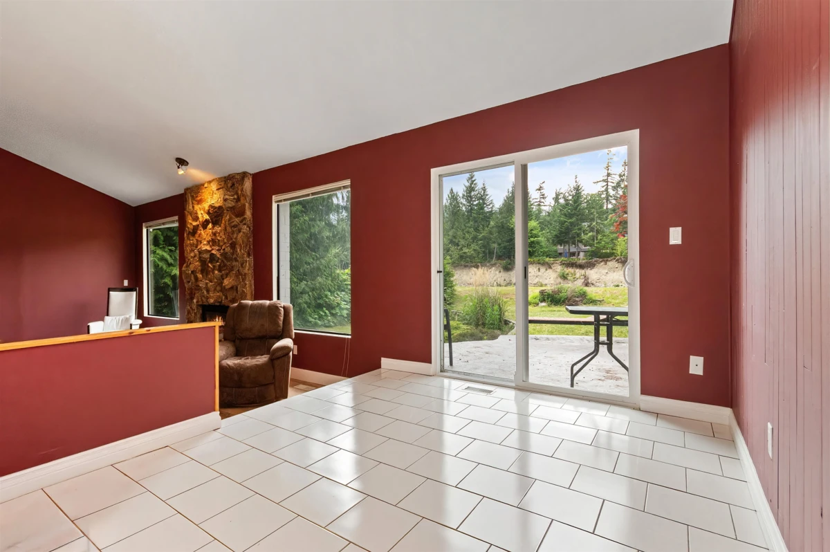 Dining Area Photo of 100 Robertson Crescent, Hope, BC
