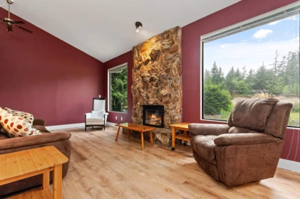 Kitchen Island Photo of 100 Robertson Crescent, Hope, BC