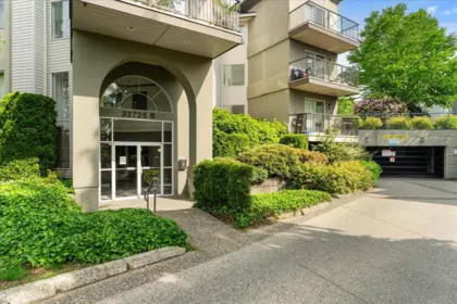 Front Yard Photo of 316 32725 George Ferguson Way, Abbotsford, BC