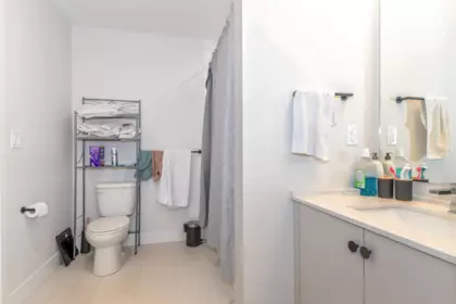 Primary Bathroom Photo of 402 45497 Campus Drive, Chilliwack, BC