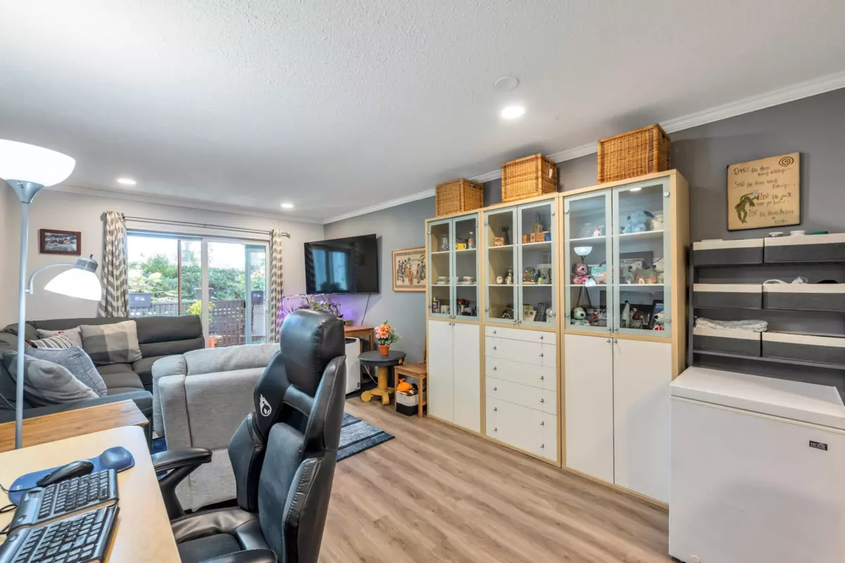 Dining Area Photo of 117 200 Westhill Place, Port Moody, BC