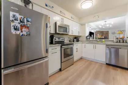 Kitchen Island Photo of 21 7521 140 Street, Surrey, BC