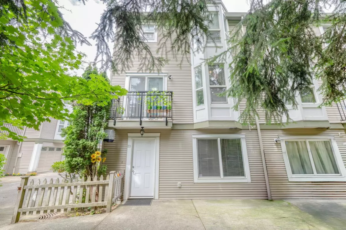 Living Room Photo of 23 9559 130a Street, Surrey, BC