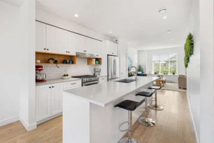 Kitchen Island Photo of 4 27735 Roundhouse Drive, Abbotsford, BC