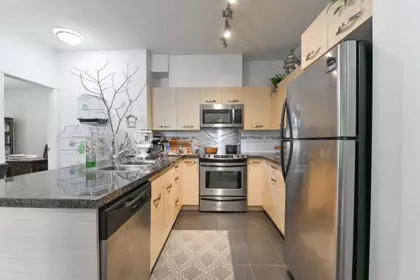 Kitchen Island Photo of 114 33539 Holland Avenue, Abbotsford, BC