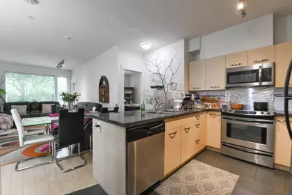 Kitchen Photo of 114 33539 Holland Avenue, Abbotsford, BC