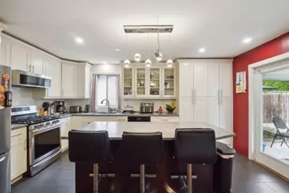 Kitchen Island Photo of 2717 Dehavilland Court, Abbotsford, BC