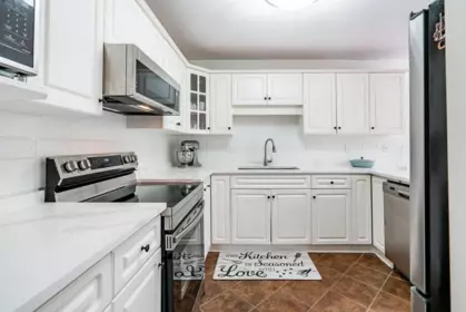 Kitchen Island Photo of 2 15099 28 Avenue, Surrey, BC