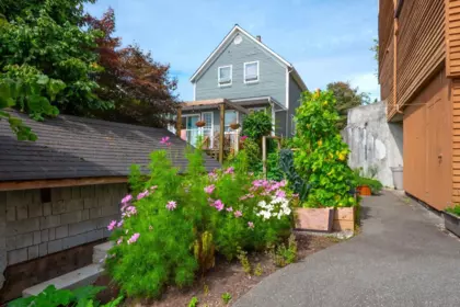 Front Yard Photo of 104 812 Milton Street, New Westminster, BC