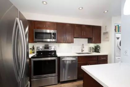 Kitchen Island Photo of 104 812 Milton Street, New Westminster, BC