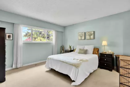 Powder Room Photo of 2412 E 40th Avenue, Vancouver, BC