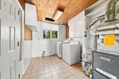 Hallway Photo of 2219 E 25th Avenue, Vancouver, BC