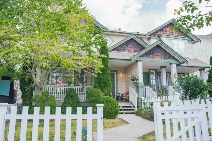 6682 184 Street, Surrey, BC, Surrey — Half Duplex for sale