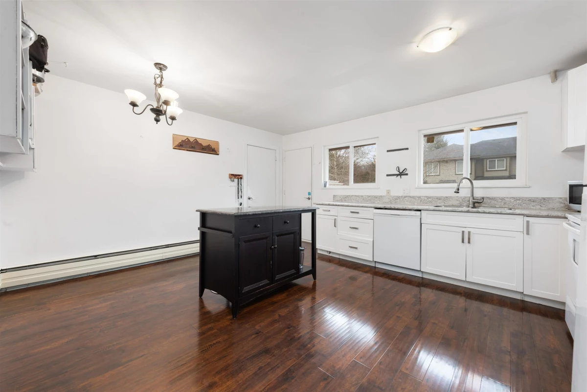 Primary Bathroom Photo of 38850 Buckley Avenue, Squamish, BC