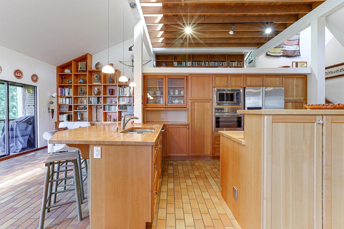 Dining Area Photo of 325 Oceanview Road, Lions Bay, BC